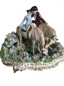 La Sorgente - Scena Galante con Due Cavalieri in Porcellana - XX Secolo 